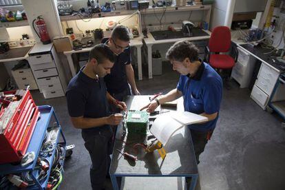 Estudiantes de FP hacen prácticas en la fábrica de Siemens en Getafe.
