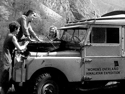 Anne Davies, Eve Sims y Antonia Deacock, junto al todoterreno con el que en 1958 se lanzaron a una expedición de cinco meses por 10 países.