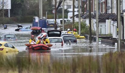 Los servicios de emergencia realizan labores de rescate en Nantgarw (Gales) tras las inundaciones causadas por la tormenta Dennis.