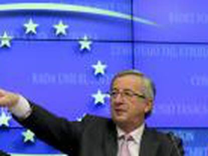 El presidente del Fondo Europeo de Rescate, el alemán Klaus Regling, el presidente del Eurogrupo y primer ministro de Luxemburgo, Jean-Claude Juncker, y el comisario europeo de Asuntos Económicos y Monetarios, Olli Rehn