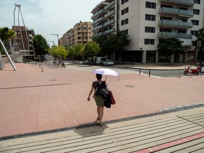 Una mujer se protege con un paraguas del intenso calor, este jueves en Lleida. 