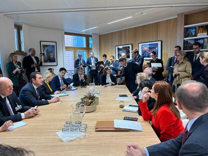 Teresa Ribera, al fondo de la imagen, en la reunión de ministros de Energía celebrada la semana pasada en Bruselas.