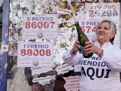 Belén Cima, propietaria de la administración número 14 de Valladolid celebra la venta de dos quintos premios y del primer premio del sorteo de lotería de Navidad en su establecimiento