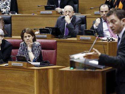 Yolanda Barcina (en el centro; a su derecha Lourdes Goicoechea) escucha al l&iacute;der del PSOE, Roberto Jim&eacute;nez.