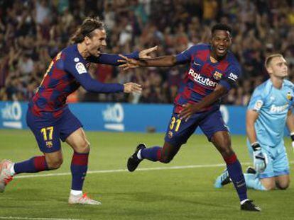 El Camp Nou asiste a la exhibición del joven de 16 años y a la rotunda vuelta de Suárez