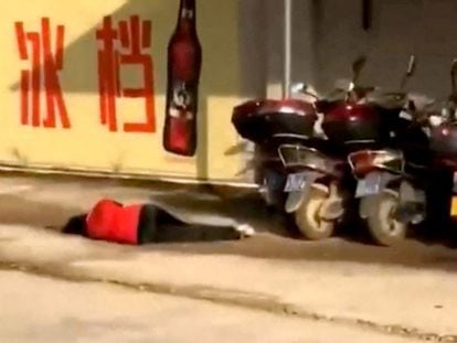 El cuerpo de una persona permanece en el suelo tras el ataque en una guardería de la localidad china de Hengshan, este lunes.