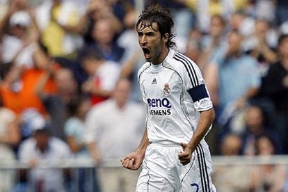 Raúl celebra su gol, esta tarde en el estadio Santiago Bernabéu.