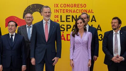 GRAFAND9466. CÁDIZ, 27/03/2023.- Los Reyes de España posan en foto de familia durante su visita a La Casa de Iberoamérica en Cádiz. EFE/Román Ríos.
