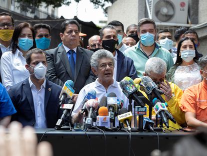 El líder opositor Henry Ramos Allup (centro) junto al presidente de la Asamblea Nacional, Juan Guaidó, en una rueda de prensa, en Caracas.