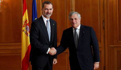 El rey Felipe VI saluda al presidente del Parlamento Europeo, Antonio Tajani en Oviedo.