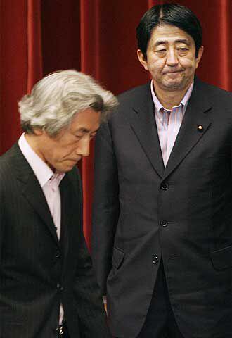 Junichiro Koizumi y su sucesor, Shinzo Abe, el pasado 19 de junio tras una rueda de prensa en Tokio.