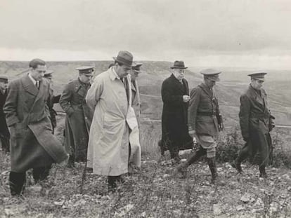 El presidente de la República, Manuel Azaña (al fondo, con abrigo negro); Juan Negrín, jefe del Gobierno (con gabardina blanca), y los generales Rojo y Miaja (detrás y al lado de Negrín), en Madrid en noviembre de 1937.