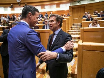 Sánchez y Feijóo se saludaban este martes en el Senado.