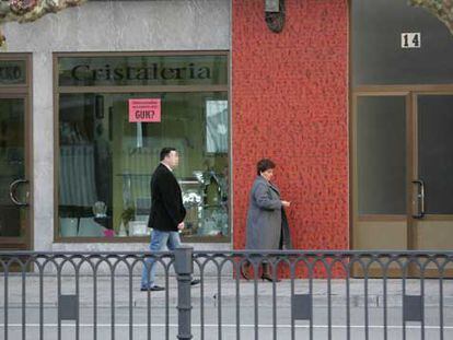 Pilar Elías, concejal del PP en Azkoitia (Guipúzcoa), se dirige el viernes a su casa, en el número 14, por delante de la cristalería Aldako, comprada por Kandido Azpiazu, un antiguo miembro de ETA condenado por matar a su marido.