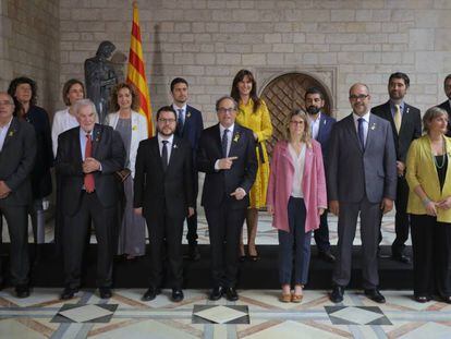 Foto de familia de Govern de la Generalitat que presidía Quim Torra. Borràs, detrás del president, y Buch, segundo por la derecha en la primera fila.
