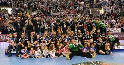 Los jugadores del Atlético celebran el título de la Copa.