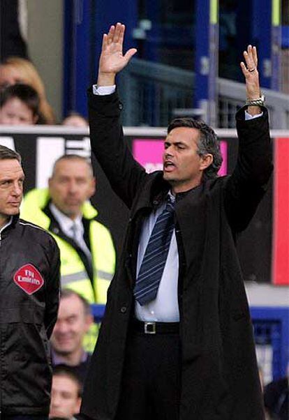 Mourinho protesta durante un partido.