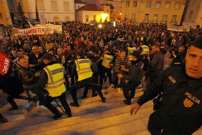 Los manifestantes tratan de romper el cordón policial que protege la sede del Parlamento portugués, ayer en Lisboa.