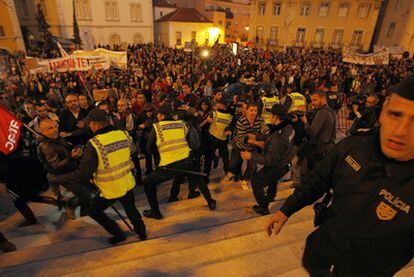 Los manifestantes tratan de romper el cordón policial que protege la sede del Parlamento portugués, ayer en Lisboa.