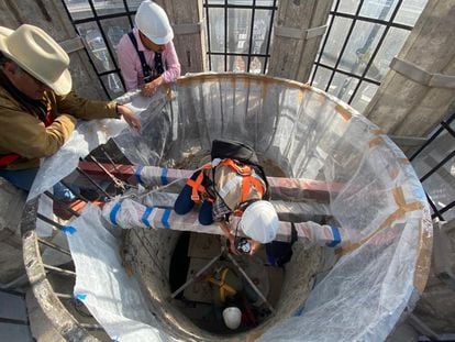 Trabajadores durante las labores de restauración de la Catedral Metropolitana de Ciudad de México.