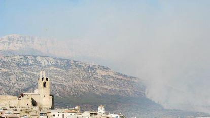 Incendio forestal que se ha declarado en una zona boscosa de la sierra del Montsec d’Ares, en el término municipal de Àger (Noguera).