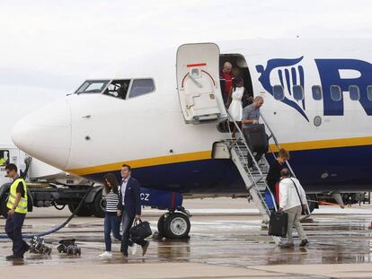 Llegada de los primeros viajeros al aeropuerto de Castell&oacute;n. 