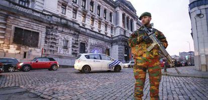 Un soldado vigila la zona del Palacio de Justicia en Bruselas.