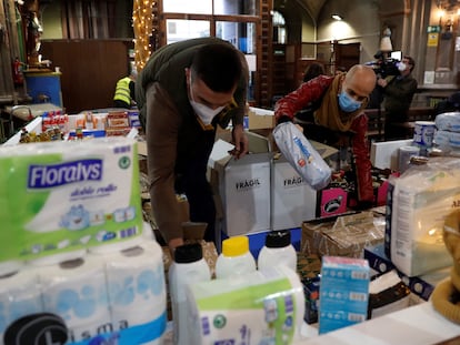 Mensajeros de la Paz inaugura la primera descarga para La Gran Recogida de la Fundación Banco de Alimentos de Madrid en la iglesia de San Antón, el 20 de noviembre.