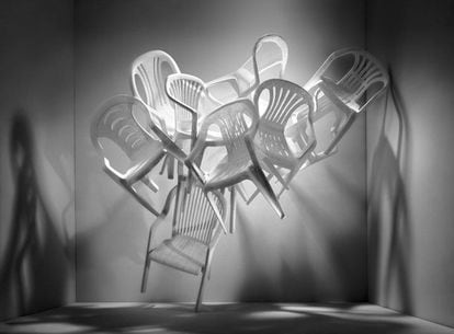 'White Billion Chair', de Tina Roeder (2002/2009), expuesta en la muestra de Vitra. |