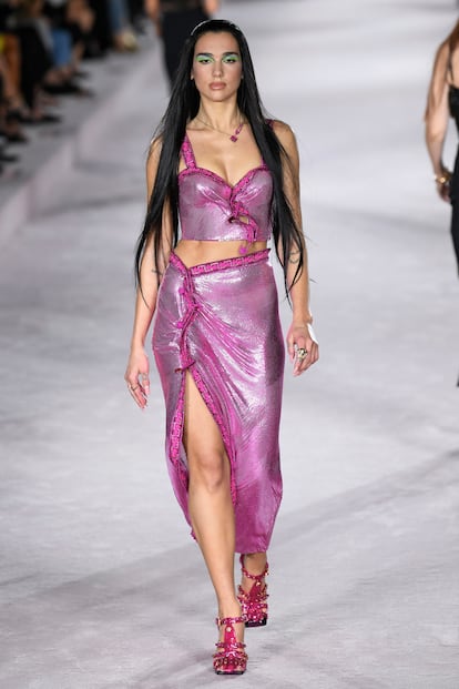 Dua Lipa desfile en el desfile de presentación de las propuestas de primavera/verano 2022 de Versace en la semana de la moda de Milán, en septiembre de 2021.
