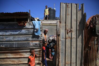 Niños palestinos juegan en Beit Lahia, en el norte de Gaza, el pasado septiembre.