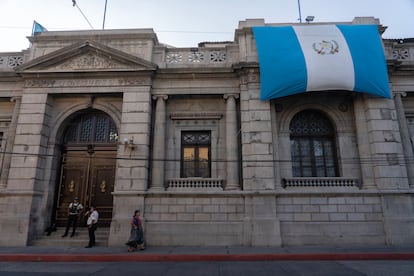 Vista del Congreso de la República de Guatemala este viernes resguardado por la policía antes de la investidura de Arévalo.