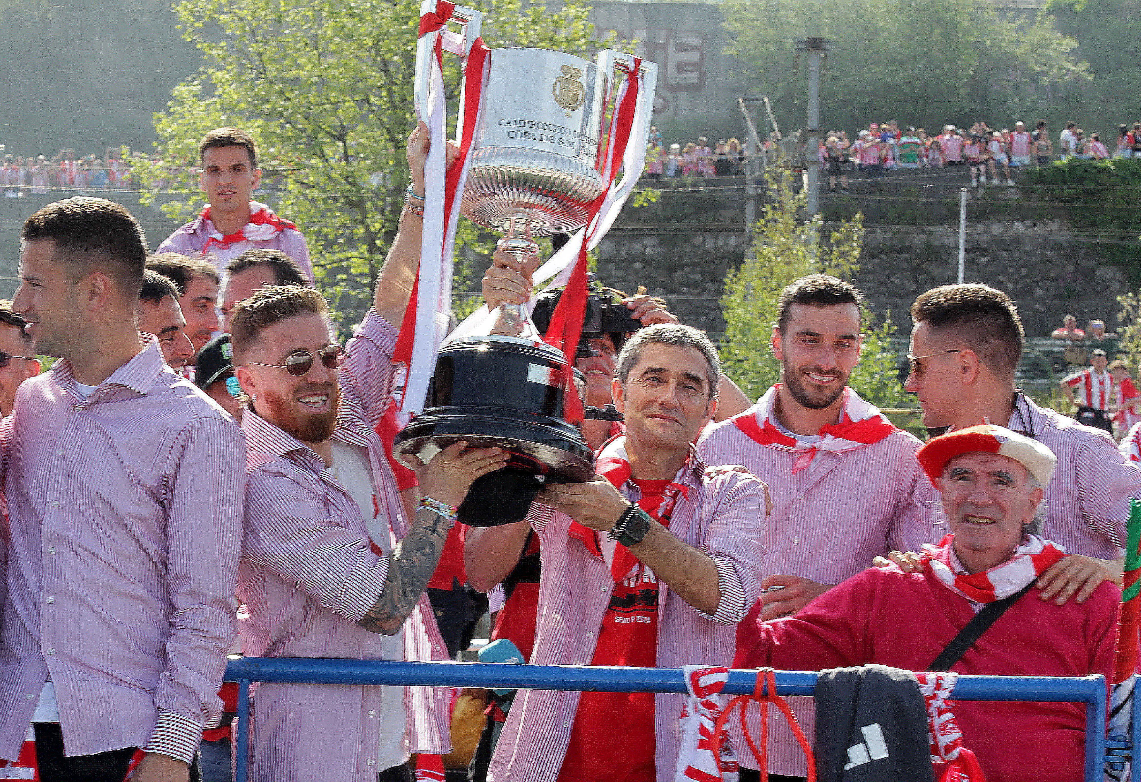 El capitán del Athletic, Iker Muniain (a la izquierda), junto a Ernesto Valverde (a la derecha), entrenador del equipo, con el trofeo de la Copa del Rey.