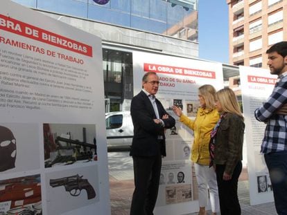 El presidente del PP vasco, Alfonso Alonso junto a los carteles.