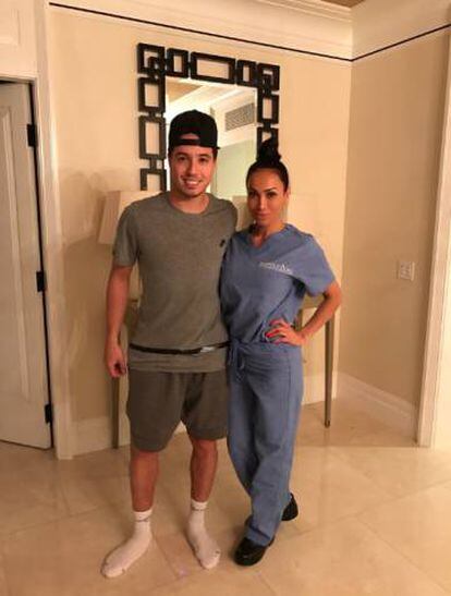 Nasri, junto a la responsable de la clínica Drip Doctors