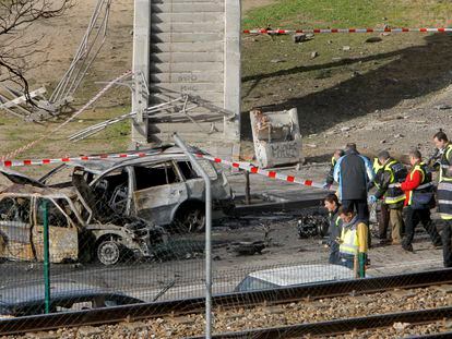 Restos de un coche bomba colocado por ETA contra la empresa Ferrovial en Madrid, el 9 de febrero de 2009.
