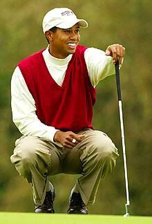 Tiger Woods sonríe, ayer, en el <b></b><i>green</i> del cuarto hoyo.