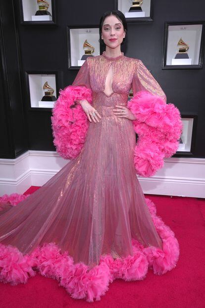 La cantante y compositora St. Vincent con un espectacular vestido de Gucci.