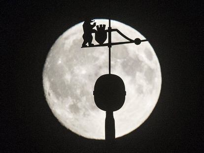 LUN01 BERLÍN (ALEMANIA) 16/09/2016.- La silueta de la parte superior de la iglesia de Nikolai es iluminada por la luna en Berlín, Alemania, ayer, 15 de septiembre de 2016. EFE/Paul Zinken