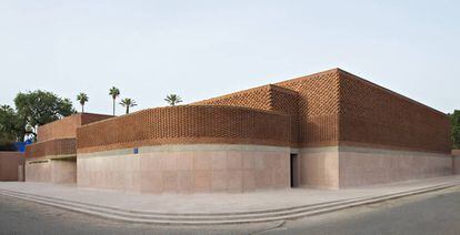 Vista de la fachada del Museo Yves Saint Laurent en Marrakech, obra de Studio KO.