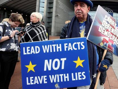 Activistas antibrexit protestando en las puertas del Parlamento Europeo