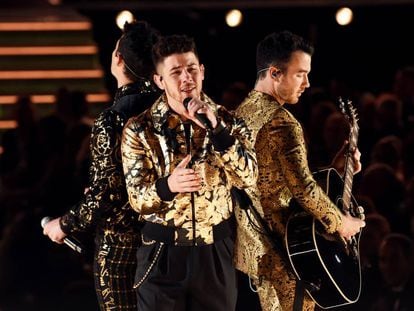 Los Jonas Brothers, con Nick en el medio, durante su actuación en la 62º gala de los Grammy el pasado enero.