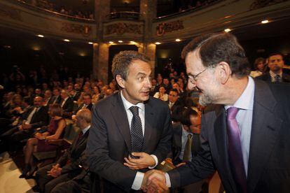 Zapatero saluda a Rajoy en los Premios Ortega y Gasset de Periodismo.