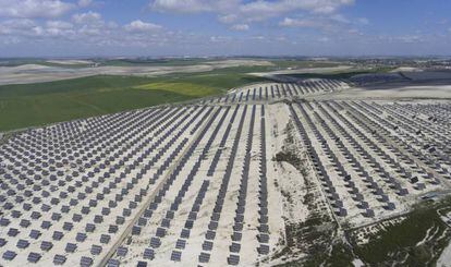 Planta solar a las afueras de la localidad sevillana de El Cuervo.