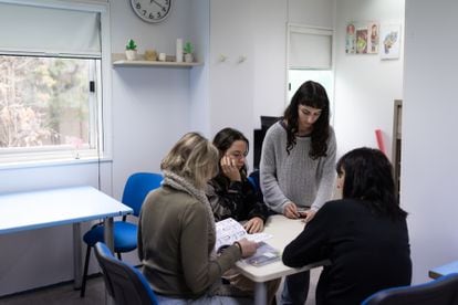 Un grupo de pacientes del hospital de día de la Unidad de Trastornos de la Conducta Alimentaria del Sant Pau de Barcelona.