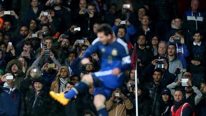 Aficionados toman fotografías a Messi durante un partido amistoso entre Argentina y Croacia.