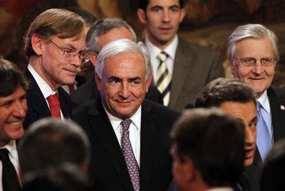 Zoellick, Strauss-Kahn, Sarkozy y Trichet, ayer en la cumbre del G-20 en París.