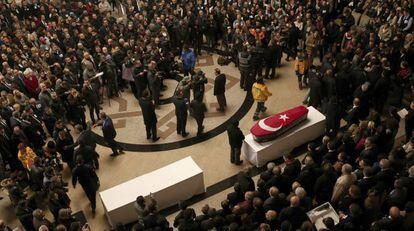 Una multitud asiste al funeral por Musher Can, una de las dos v&iacute;ctimas del atentado el Izmir.