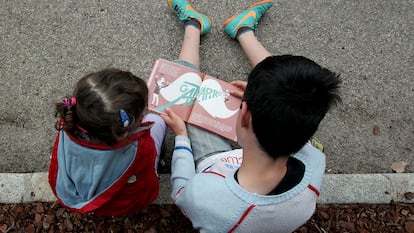 Niños leyendo un libro, en una imagen de archivo.