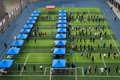 Residentes de Tianjin (China) en un campo de fútbol habilitado para realizar pruebas masivas de coronavirus, el pasado domingo 9 de enero.